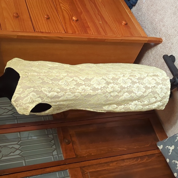 Yellow lace formal dress - Picture 3 of 4